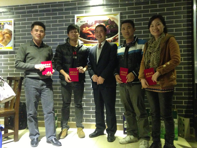  告別2013迎接2014,卓石公司團隊年終聚餐,一起探討企業(yè)發(fā)展戰略與品嘗舌尖上的美味，非常感謝大家一直以來(lái)對卓石公司的支持，2014年我們會(huì )更加努力，會(huì )做得更好！